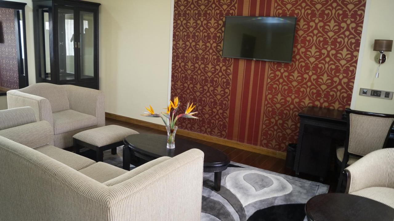 The White Rhino Hotel เนย์รี ภายนอก รูปภาพ