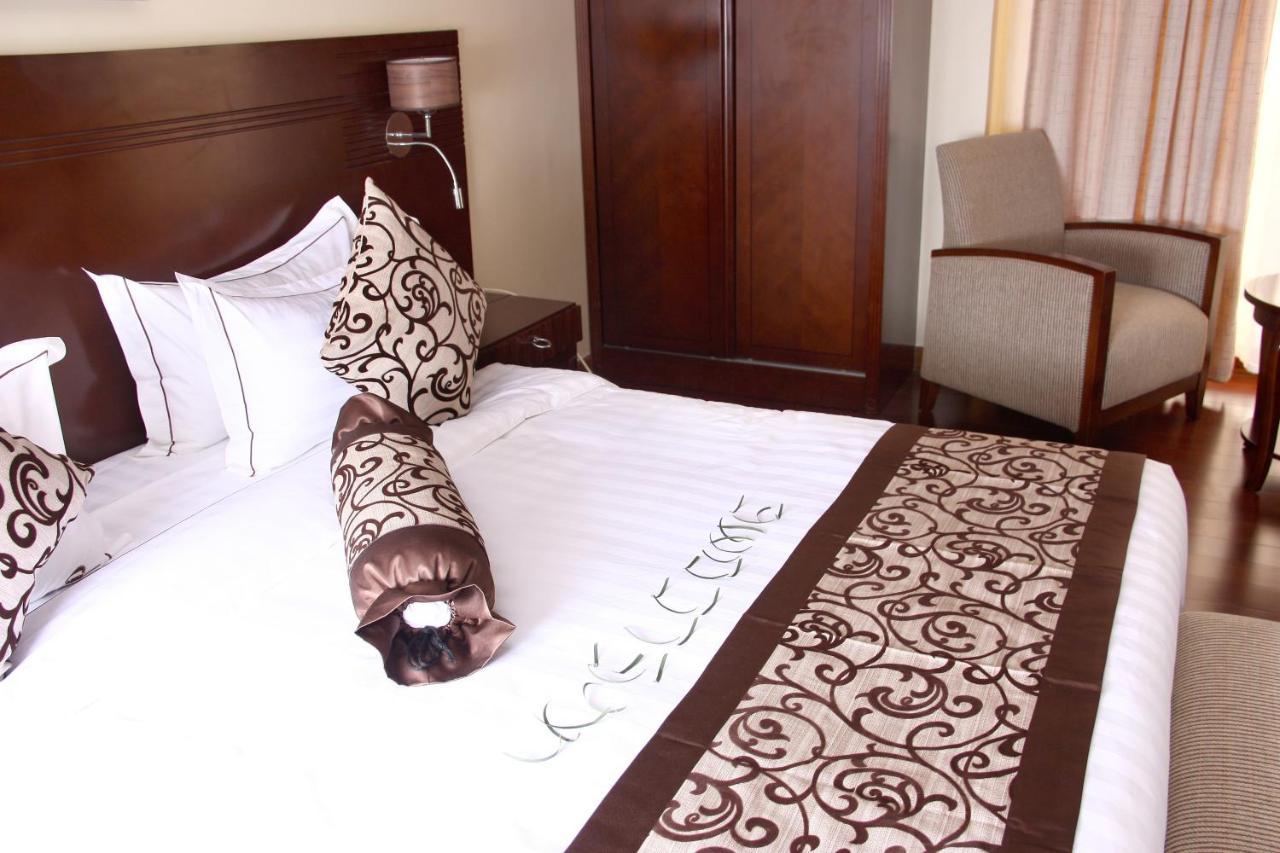 The White Rhino Hotel เนย์รี ภายนอก รูปภาพ