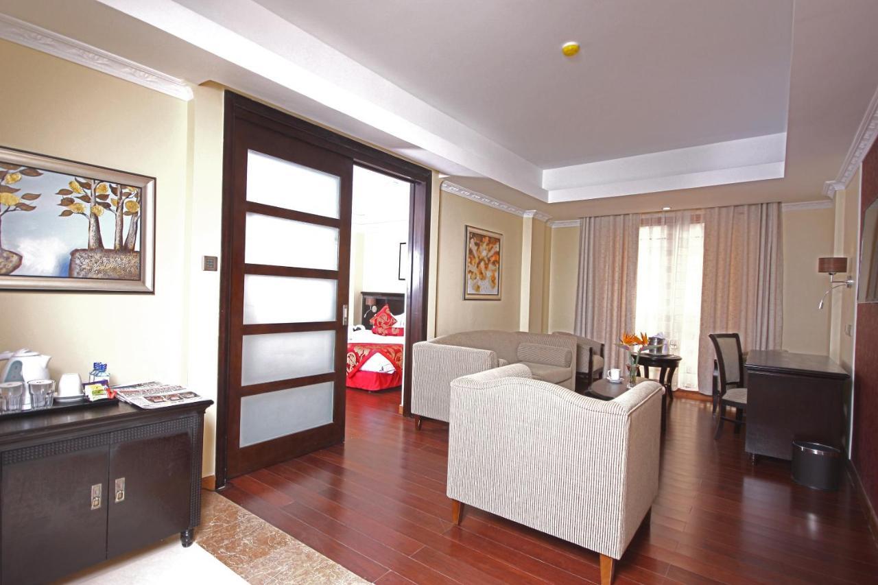 The White Rhino Hotel เนย์รี ภายนอก รูปภาพ